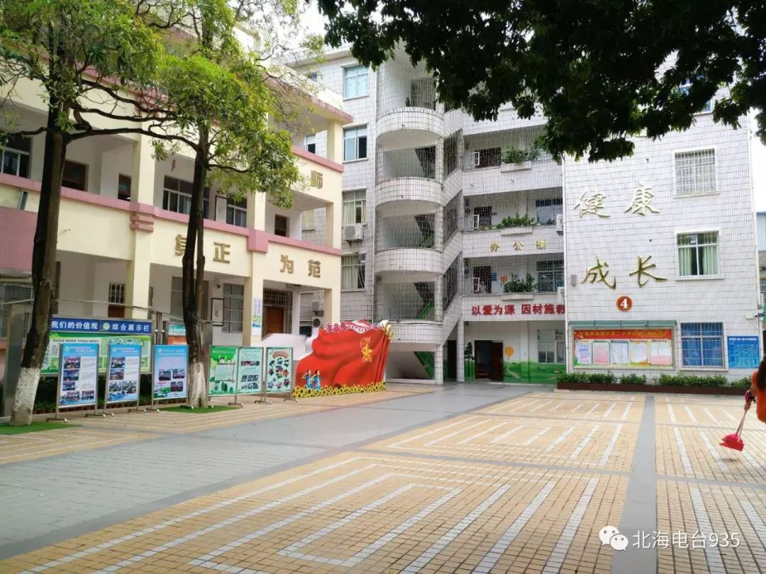 近日,935记者在海城区二小采访时了解到,北海市海城区第二小学在创建