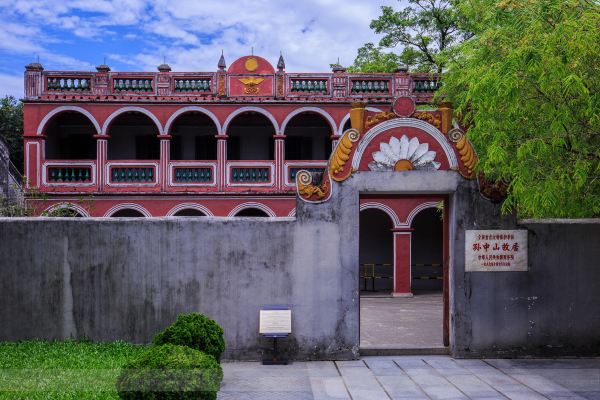 孙中山故居纪念馆位于广东省中山市翠亨村,南,北,西三面环山,东临