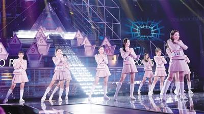 《创造101》总决赛之夜,"火箭少女101"女团成员进行表演.