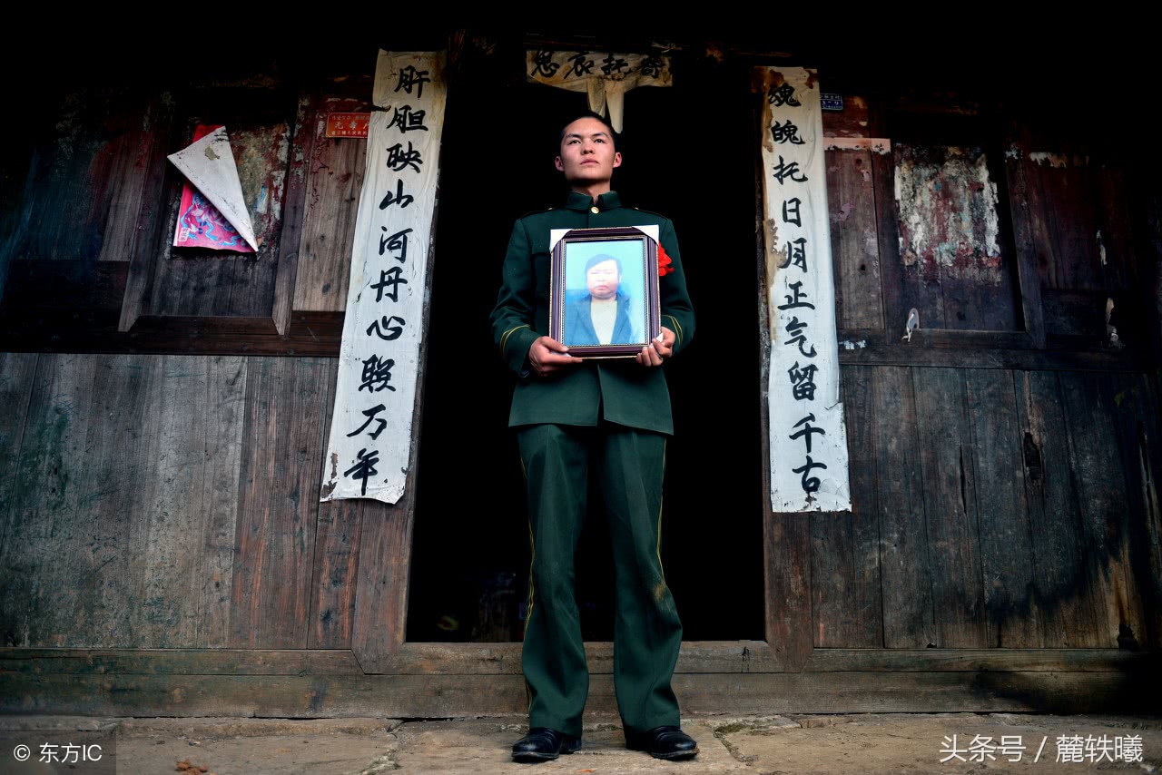 儿子当错过父亲的葬礼,退伍后坟前磕头,泪流满面却不发出哭声