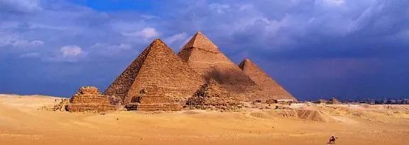 孟菲斯及其墓地金字塔坐落在古埃及王国首都的周围,包括岩石墓,石雕