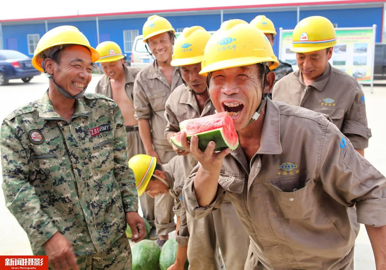 实拍建筑工地农民工城市建设视频素材,建筑家居视频素材下载,高清1920X1080视频素材下载,凌点视频素材网,编号:664874