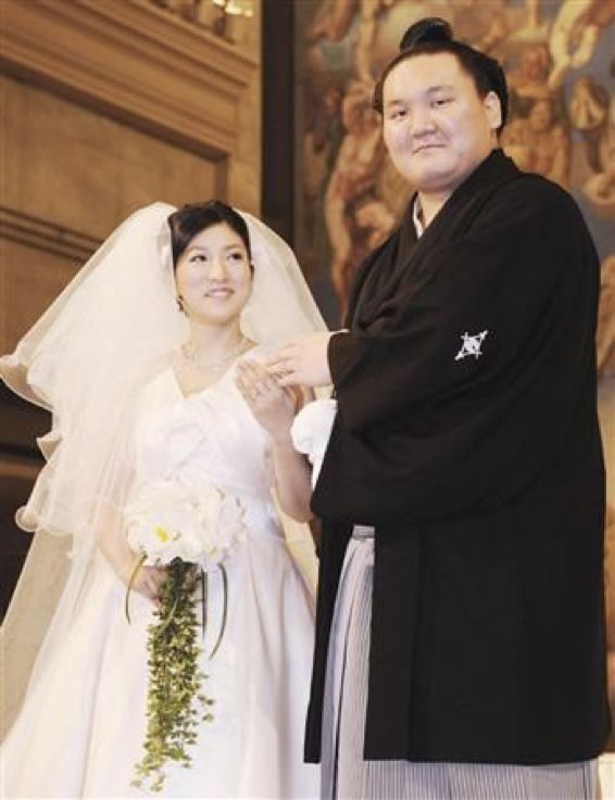 △白鹏翔和纱代子一起走入婚礼现场,新娘脸上写满了幸福