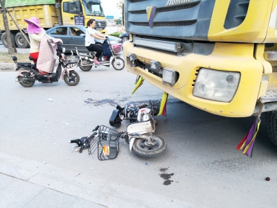 渣土车又闯祸女骑手腿部遭碾两天三起事故市民呼吁严管渣土车