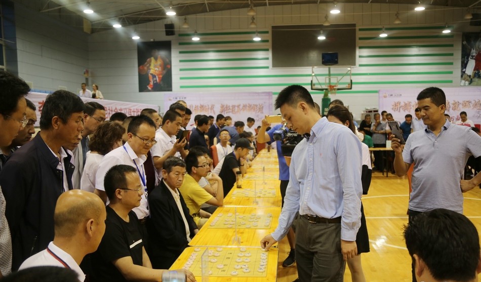 中国象棋特级国际大师许银川受邀在清水县举行车轮战表演赛