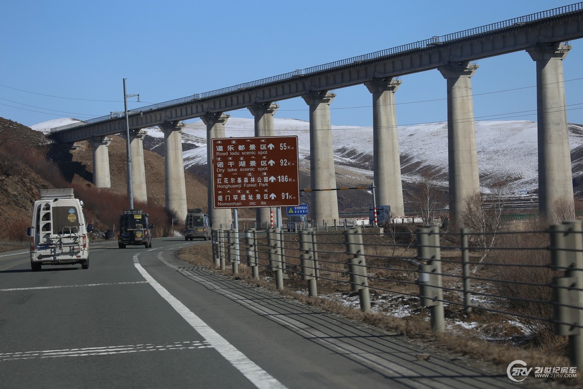 车队继续行驶,铁路大桥又一次伫立在我们旁边,地图上显示两伊铁路