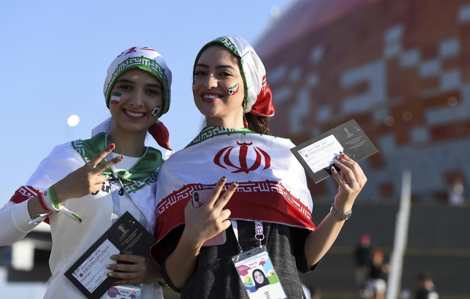 美女罩面纱好残忍! 伊朗女球迷摘去头巾, 美貌