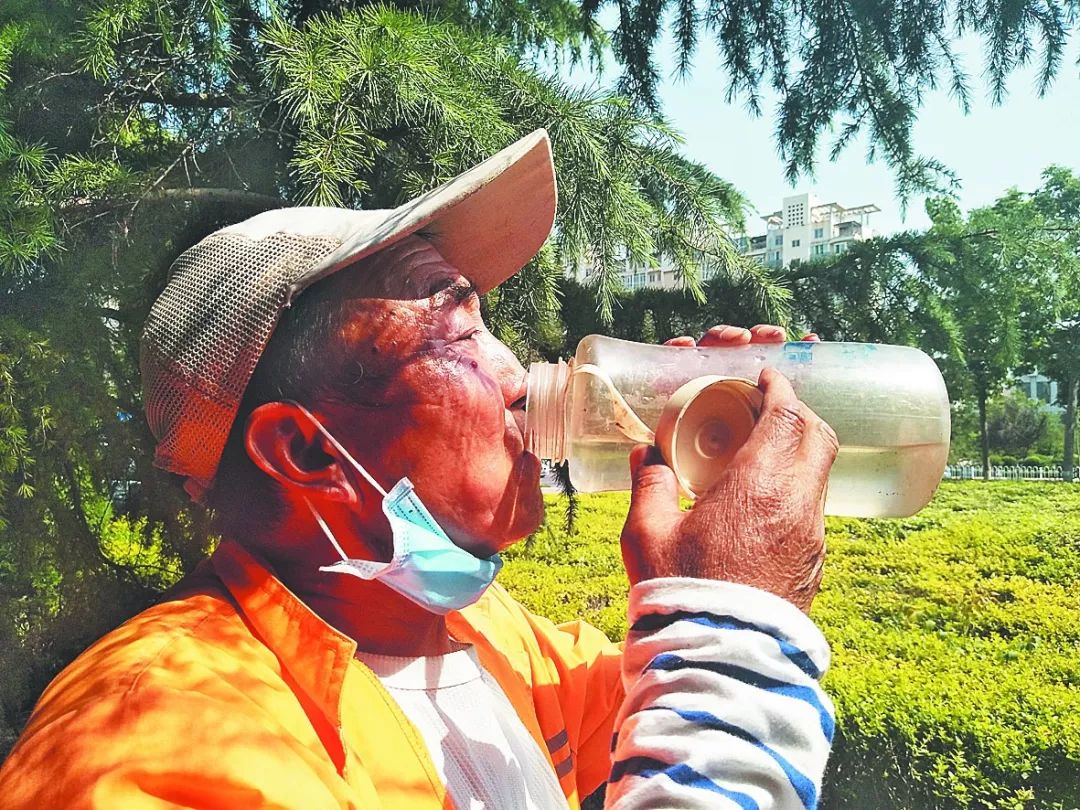 他们顶着炎炎烈日,有时饿了,渴了就在路边吃点干粮,喝点水