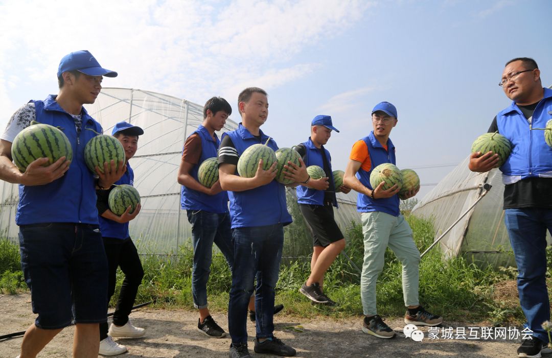 蒙城一行近20人驱车几十里,来到扶贫户.