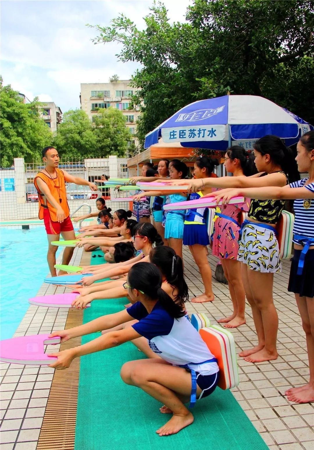 2018-06-27 18:42 来源: 遂宁新教育 "目前游泳课针对初一学生开展