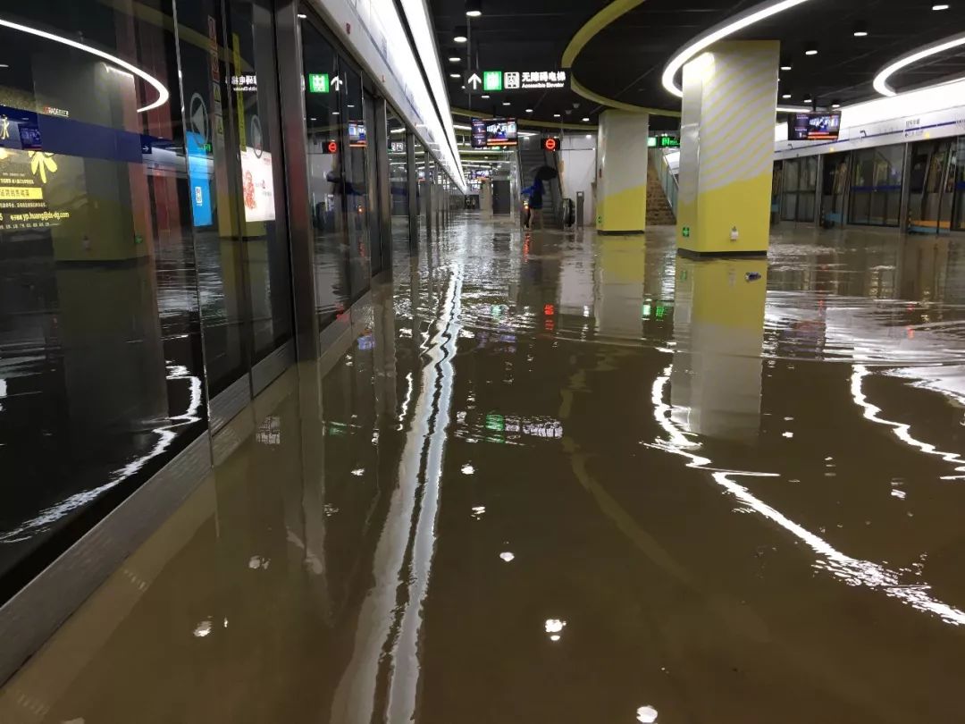 今晨一场暴雨成都地铁1号线广福站成了这样