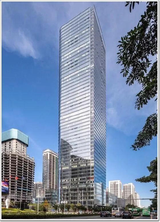 工程249米皇庭中心大厦会呼吸玻璃幕墙成就商务典范