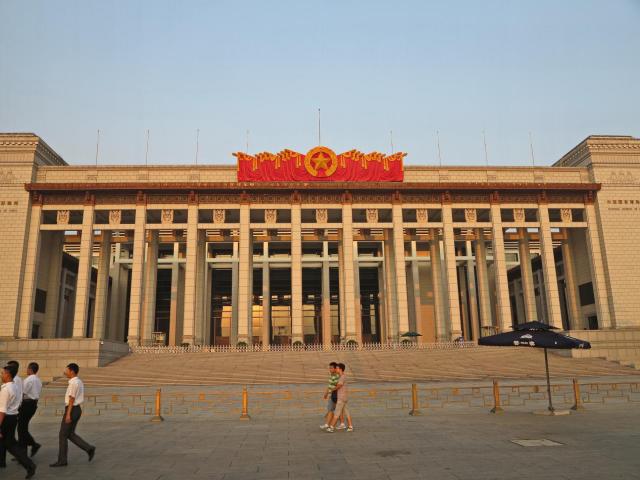 旅游 正文 为建国十周年献礼的北京十大建筑,天安门广场就有两座:人民