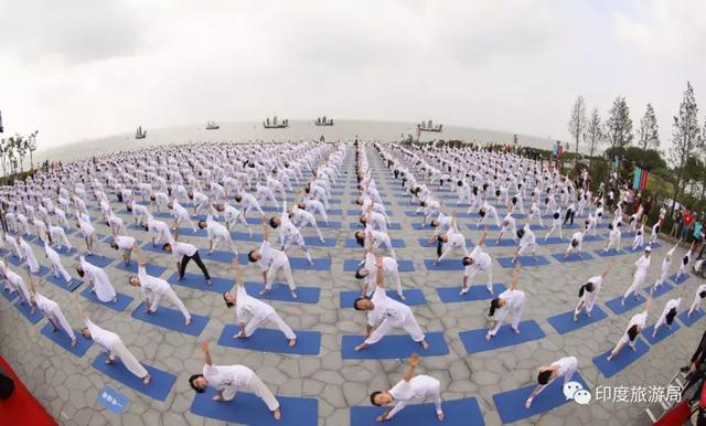 世界瑜亚新体育伽日你一起yoga了吗？(图6)