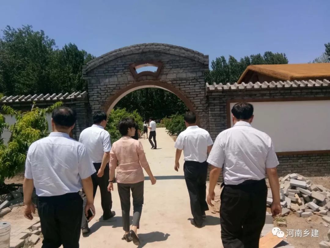 河南乡建 市领导调研桃李之乡吴坝镇朱庄村,落实美丽乡村建设情况