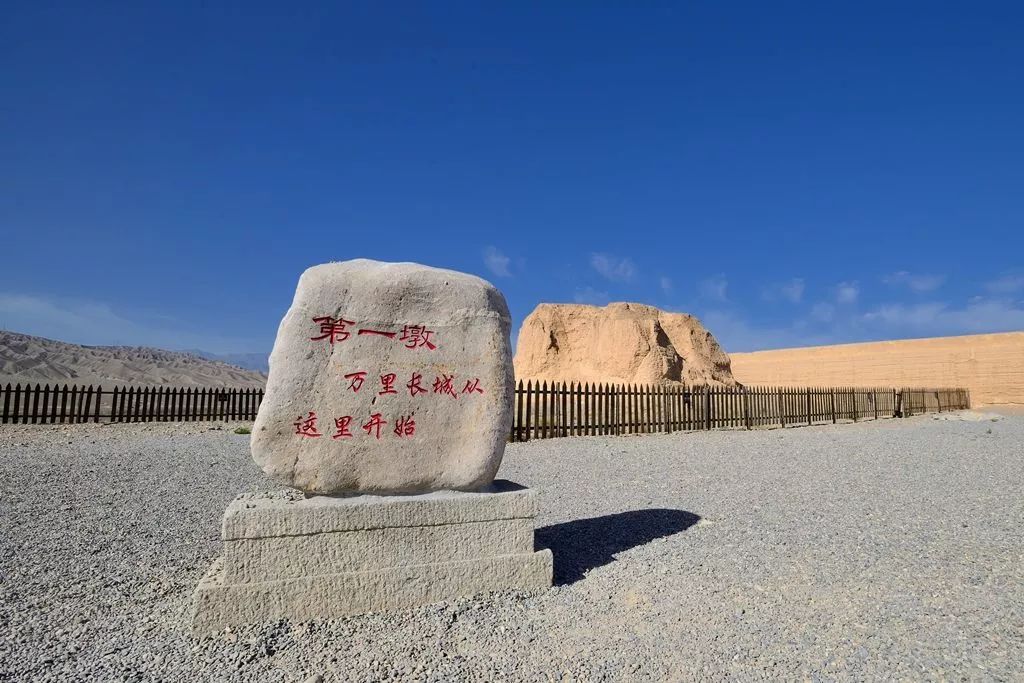 最值得看的还是第一墩身后嘉峪关的母亲河—讨赖河,由祁连山上的冰川