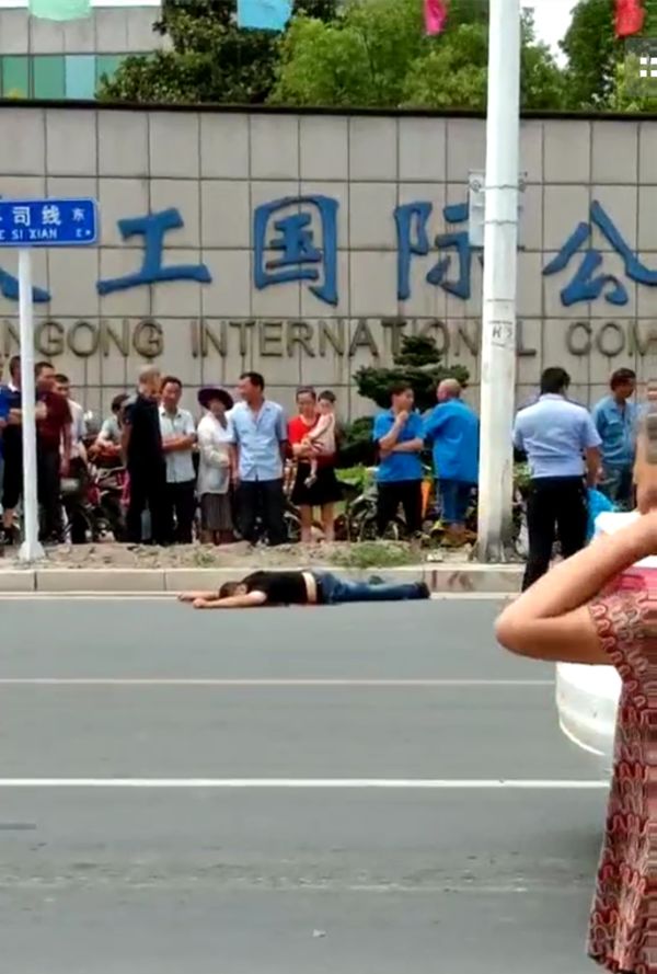 网友爆料 6月26号下午2时许,镇江市丹阳天工路段发生一起车祸,一男子