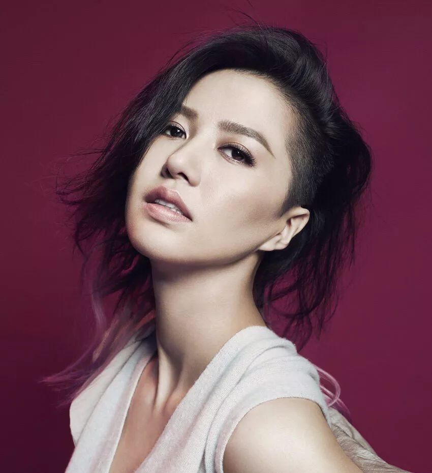 谭维维,1982年10月8日出生于四川自贡,中国女歌手