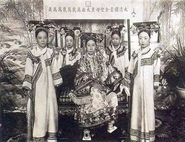 婉容1922年16岁成为清朝最后的皇后.