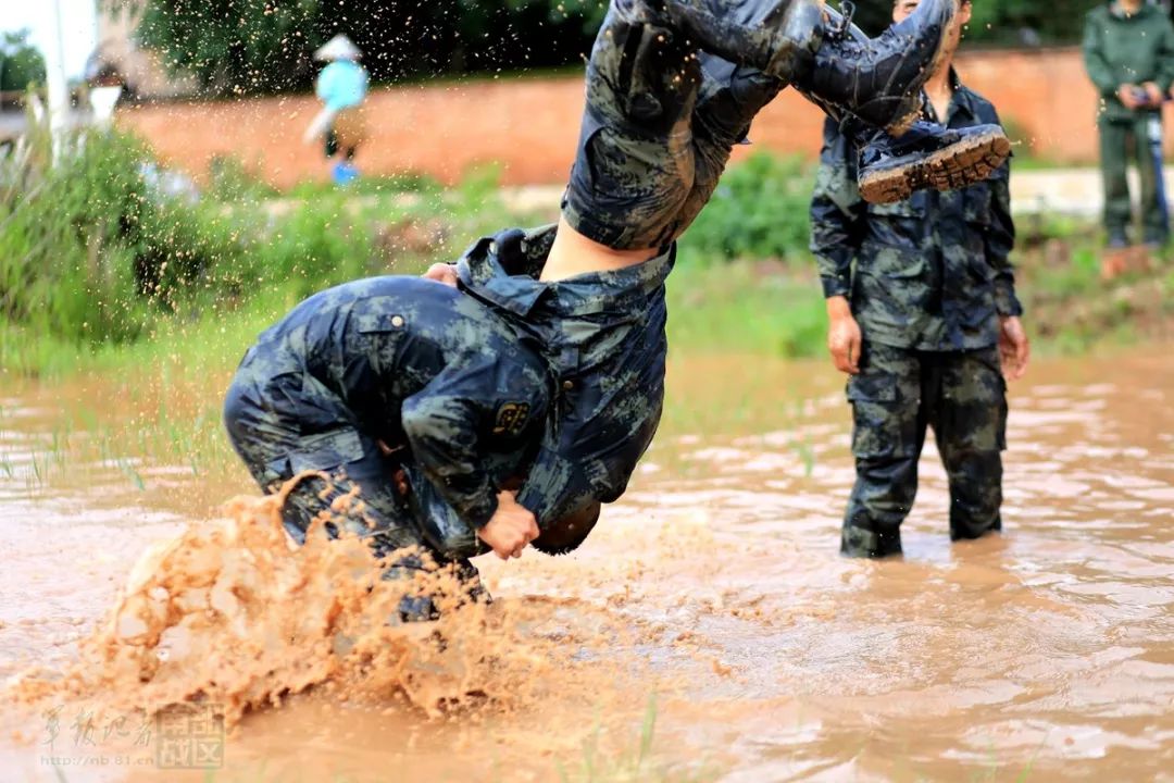 云南普洱:武警泥潭摔擒训练,磨砺军人血性