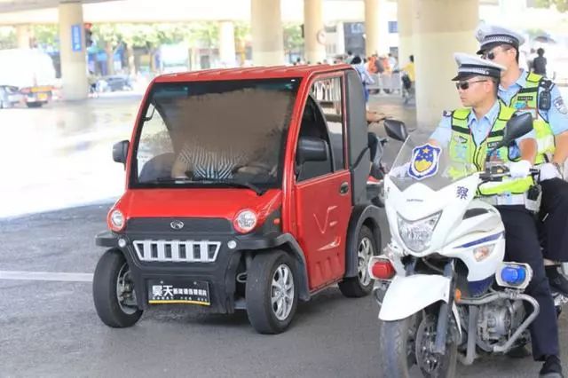 骑电动三轮,四轮上路不能再"任性"了!交警:无牌无证也