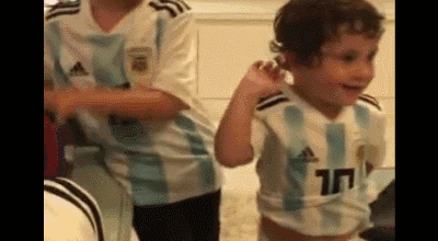 老二马蒂奥人称小麻袋,世界杯之前,俩孩子唱阿根廷队歌给梅西加油打气