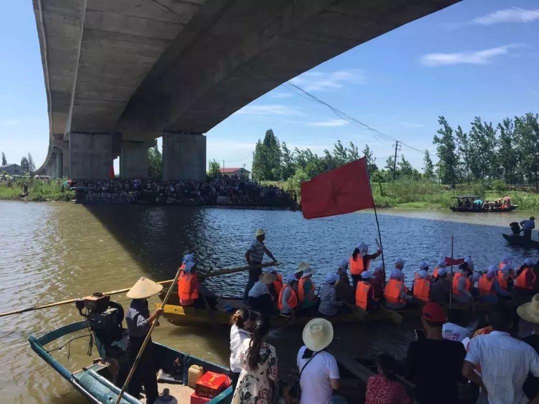 今天五月十五,俗称"大端阳,监利黄歇口镇四湖河举行了划龙舟活动