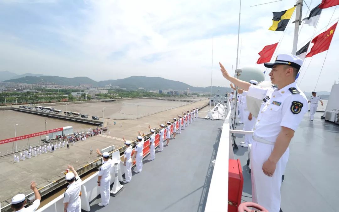 浙江舟山某军港,海军官兵在码头列队欢送海军和平方舟医院船起航执行"