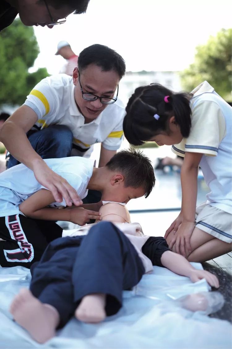 重安全 学急救 挽生命,实验小学集团暑期防溺水教育