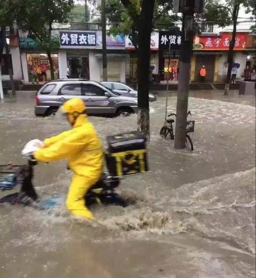 跑外卖下暴雨怎么穿搭_暴雨送外卖图