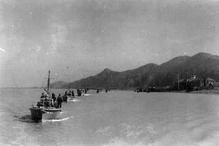 汪伪海军巡逻艇在南京幕府山江面上巡逻