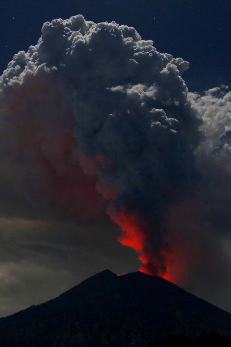 阿贡火山爆发后,数千名旅客受到航班延误的影响