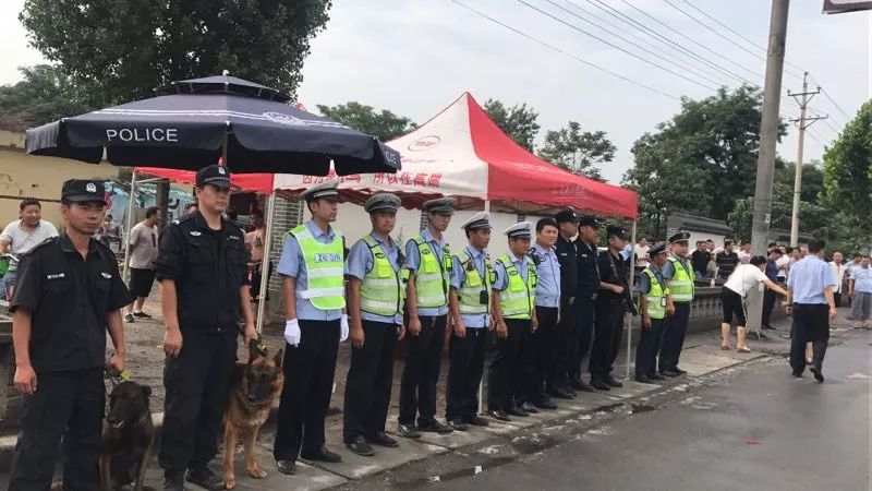 打赢大气污染防治攻坚战,近期,辉县市公安局交警大队与巡特警大队