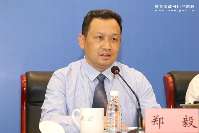 云南省教育厅副厅长郑毅介绍云南省校园足球竞赛体系建设情况.