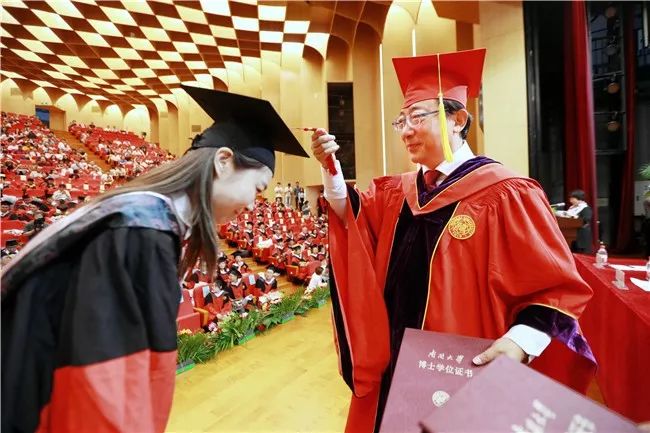 南开大学2018届博士研究生毕业典礼暨学位授予仪式举行