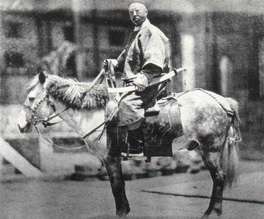 老照片,原来清朝人是这样骑马的,和清宫戏里的有点不