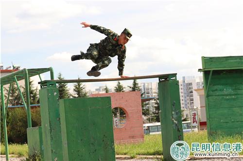 武警云南总队昭通支队昭阳中队司务长朱锋用真心服务官兵