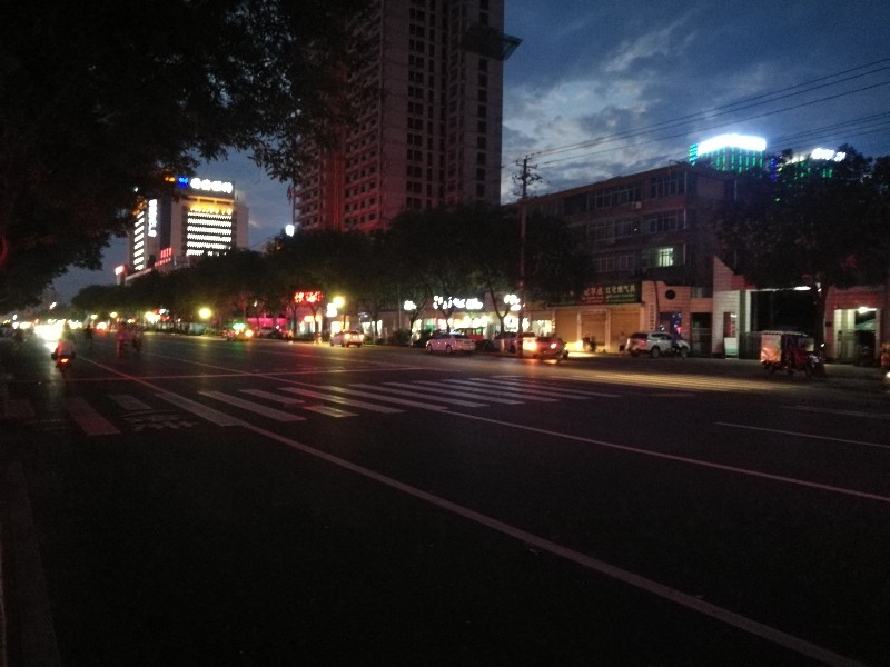 6月26日晚,在东风大街上,一名女子深夜坐在马路上,被一辆轿车撞后