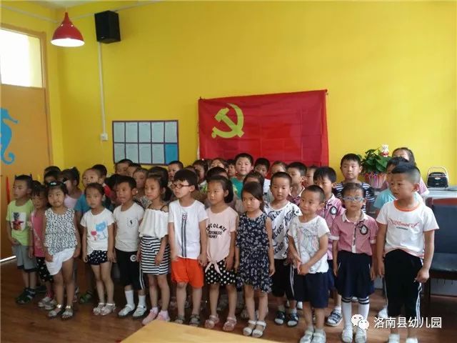 在党旗下宣誓:要成为中国共产党的接班人