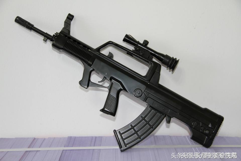 突击步枪 95式是中国研制的第二种小口径步枪,95式自动步枪于1989年