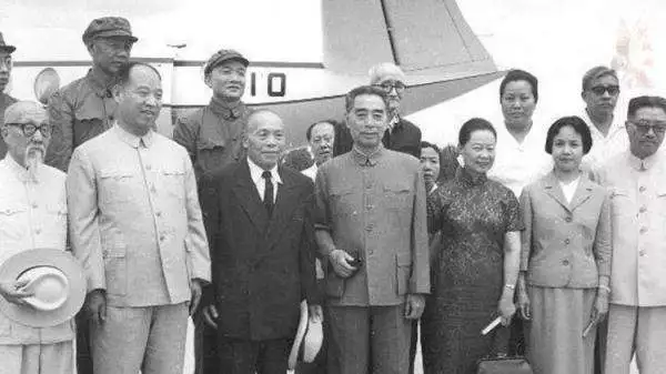 965年周总理亲自迎接李宗仁回国，他下飞机说了一句话，现场掌声雷动"