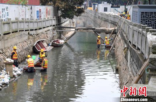 资料图:福州整治城区黑臭水体. 刘可耕 摄