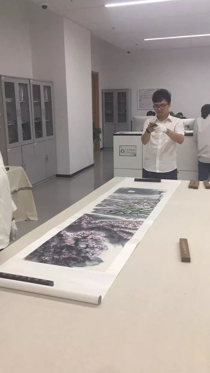 著名艺术家陈鼎坤先生国画作品展开鉴证备案工作