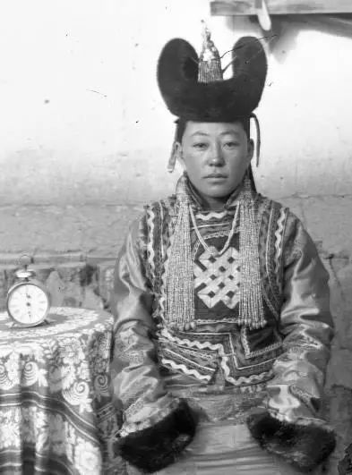 1910-1920年之间的蒙古女人.