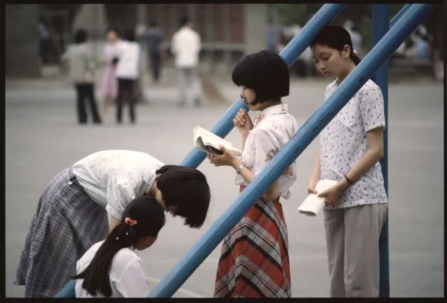 80年代,女学生的裙子长度刚刚好