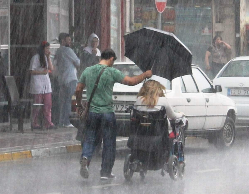 感动世界的6个瞬间,在风雨路上有爱伴你同行