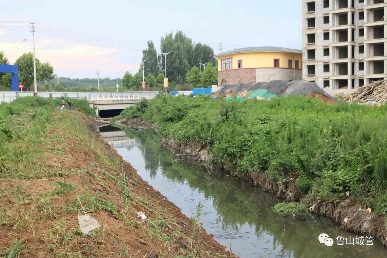 鲁山县城管局快速推进将相河城区段垃圾清理工作