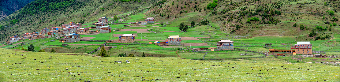 上麻绒峡谷位于白玉县中部,西部地区一个小山村,是国家级自然保护区察