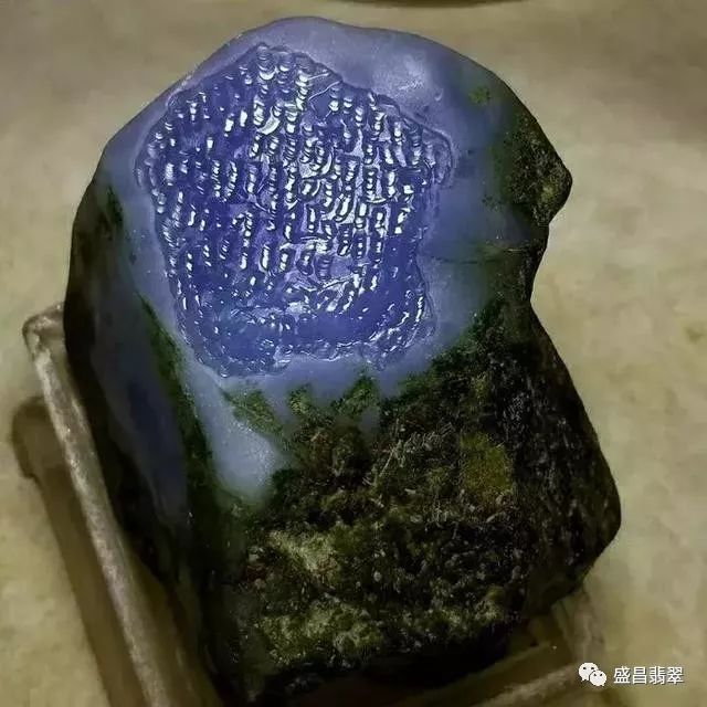 南齐极品界面的紫罗蓝翡翠原石。