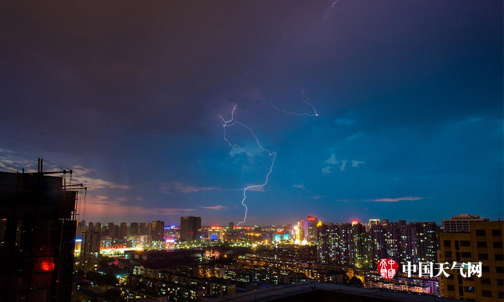 6月29日傍晚,唐山出现雷阵雨天气,图为雷雨时,闪电如火龙般划破夜空